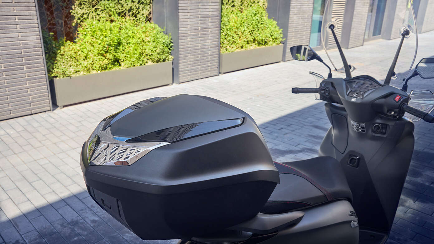 Primer plano de la Smart Top Box de la Honda SH350i.