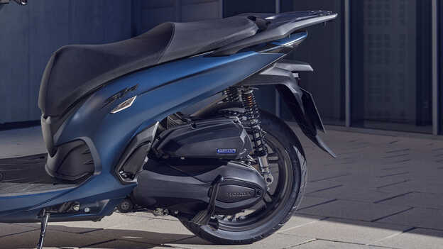 Primer plano del motor Honda SH350i. 