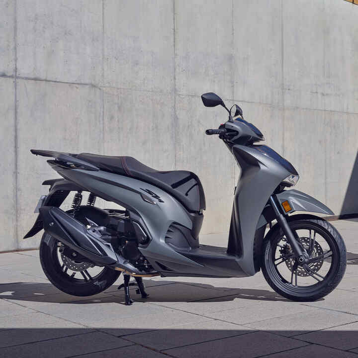 Dos Honda SH350i estáticas en el exterior de un edificio. 