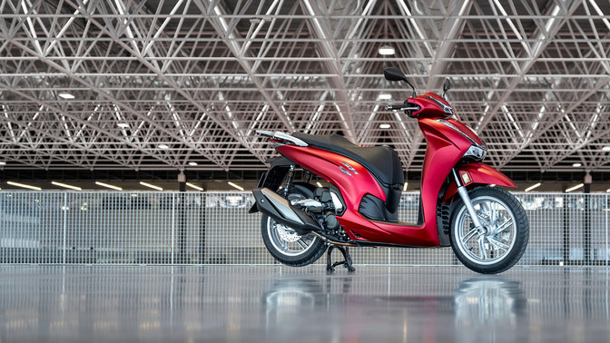 Honda SH350i, lateral derecho, aparcada, moto roja