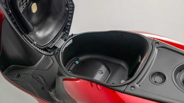 Almacenamiento debajo del asiento de la Vision 110