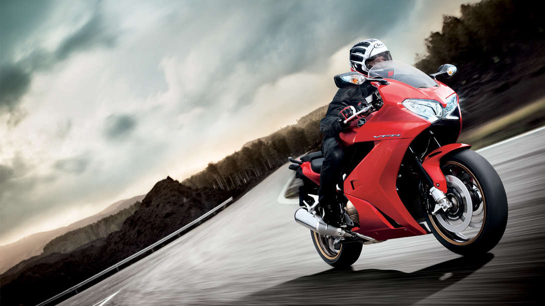 Honda VFR800F en localización, rojo victory