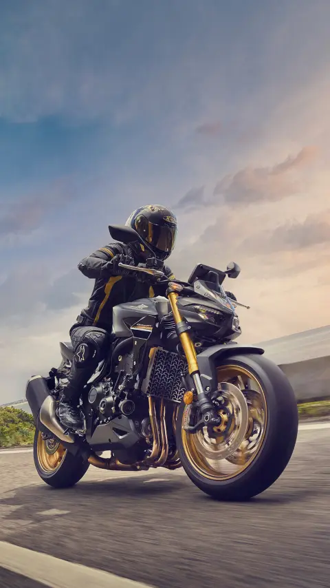 Hombre conduciendo una moto en una curva