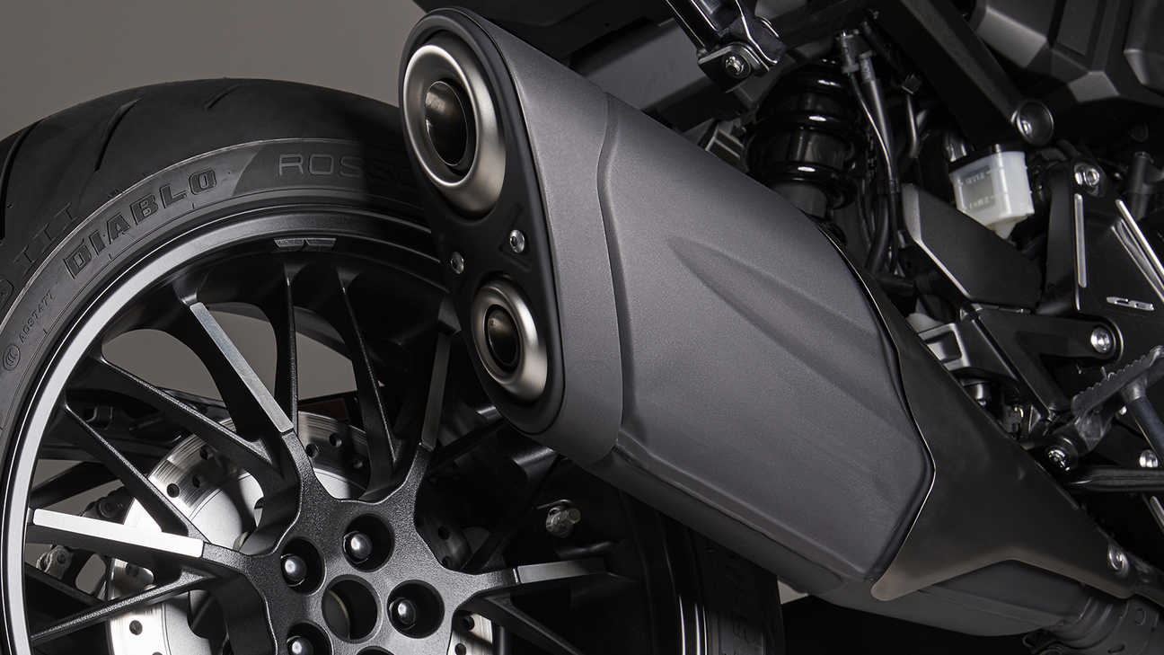 Honda CB1000R Black Edition, escape negro azabache
