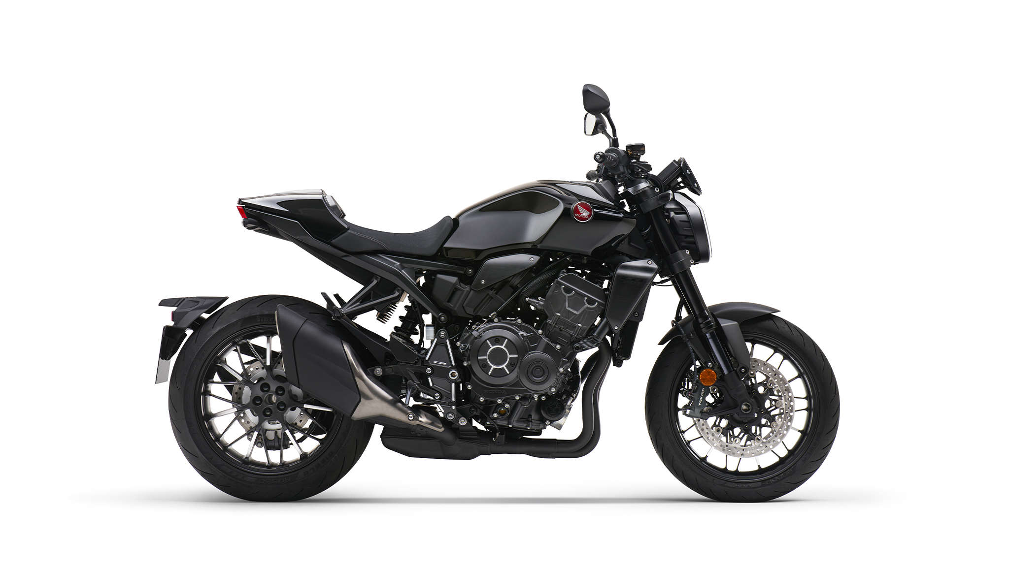 Honda CB1000R Black Edition, vista lateral derecha, en estudio, moto negra