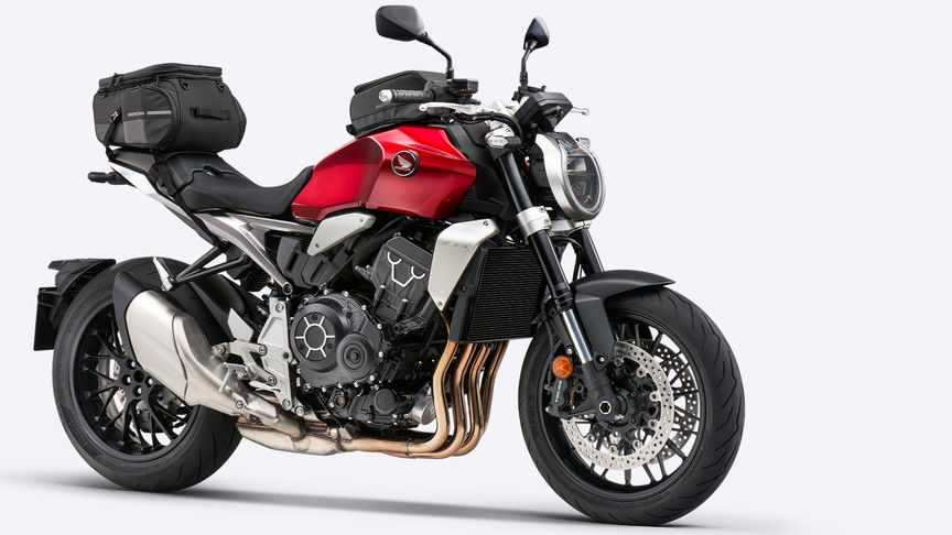 Vista delantera de tres cuartas partes de una Honda CB1000R con accesorios.