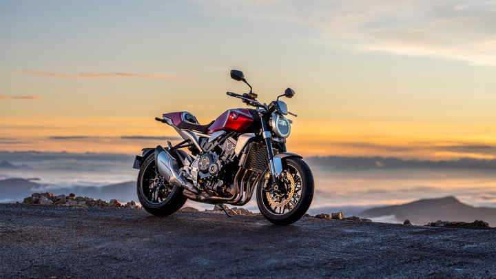 Honda CB1000R, vista delantera derecha de tres cuartos, aparcada, sobre las montañas