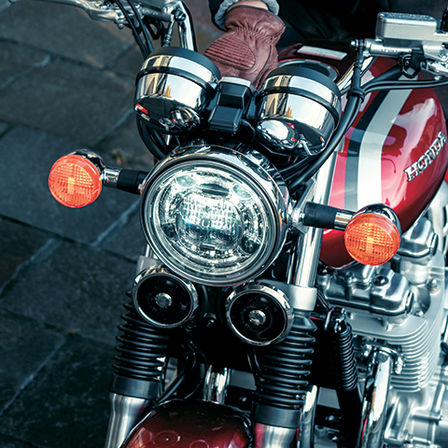 Primer plano de las luces de la Honda CB1100EX.