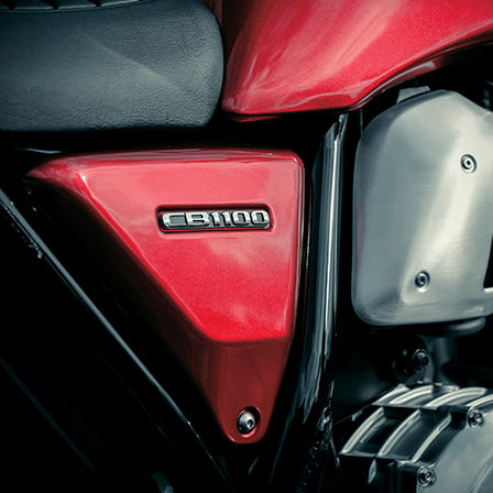 Primer plano del panel lateral de la Honda CB1100EX.