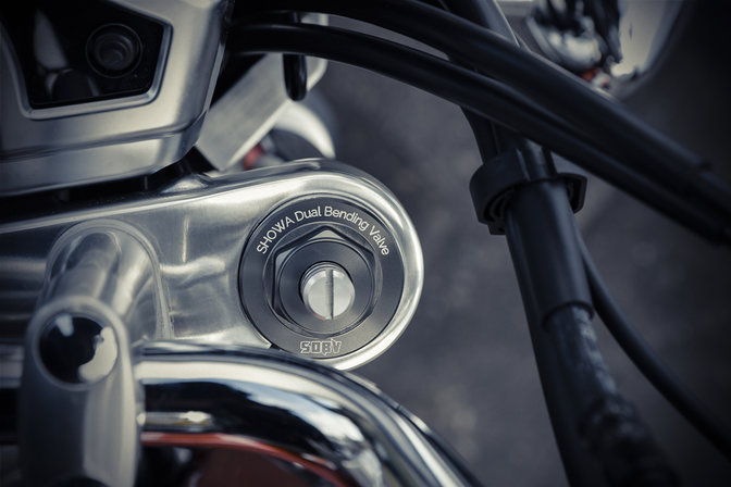Primer plano de la suspensión delantera de la CB1100EX.