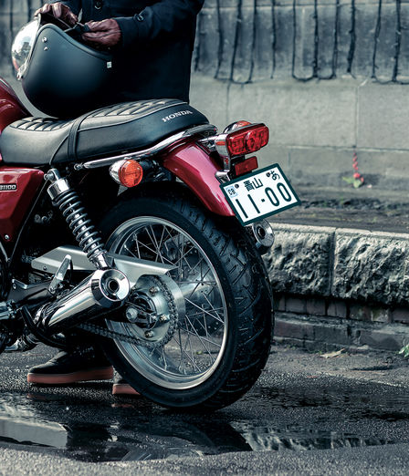 Primer plano de la suspensión trasera de la CB1100EX.