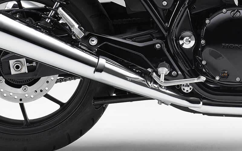 Primer plano de las estriberas de la Honda CB1100 RS.
