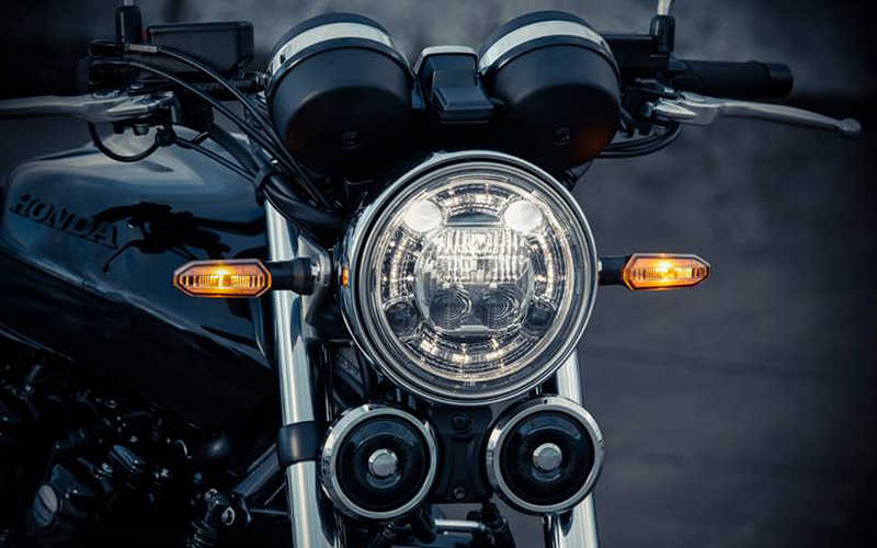 Primer plano del faro de la Honda CB1100 RS.