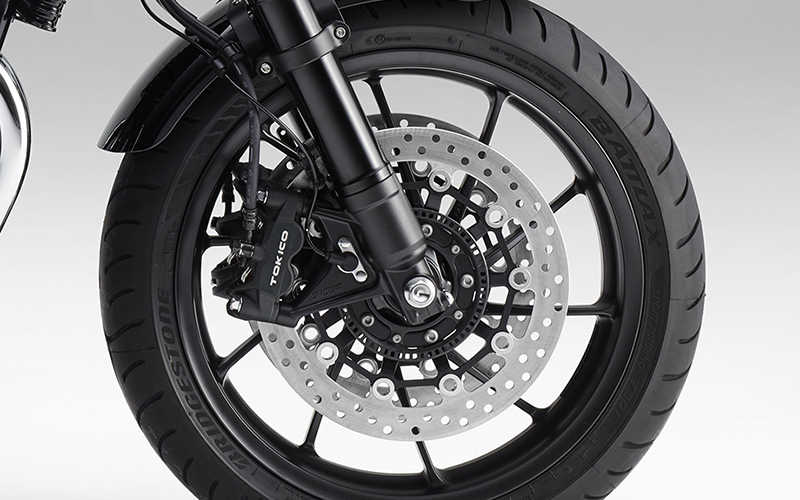 Primer plano de la rueda delantera de la Honda CB1100 RS.