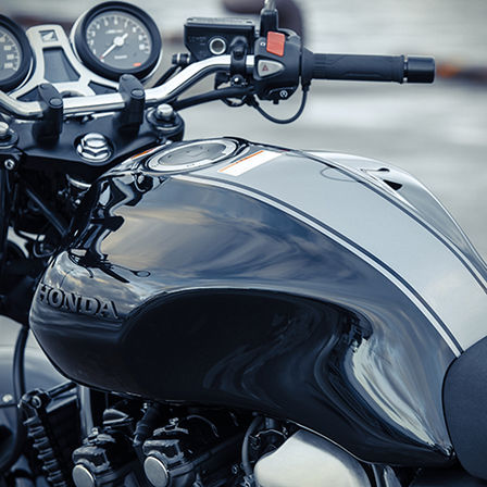 Primer plano del depósito de la Honda CB1100 RS.