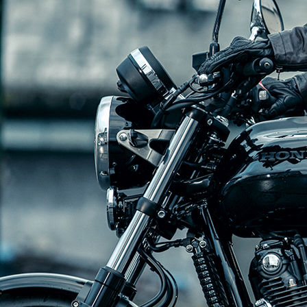 Primer plano de la suspensión de la Honda CB1100 RS.
