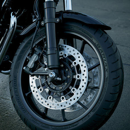 Primer plano de la rueda y los discos de freno de la Honda CB1100 RS.