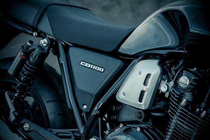 Primer plano del panel lateral de la Honda CB1100 RS.