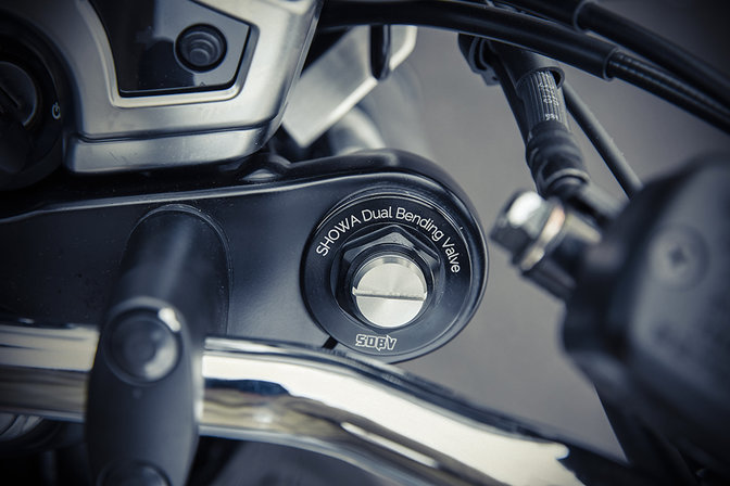 Primer plano de la suspensión delantera de la Honda CB1100 RS.