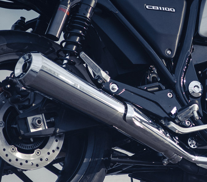 Primer plano del motor de la Honda CB1100 RS.