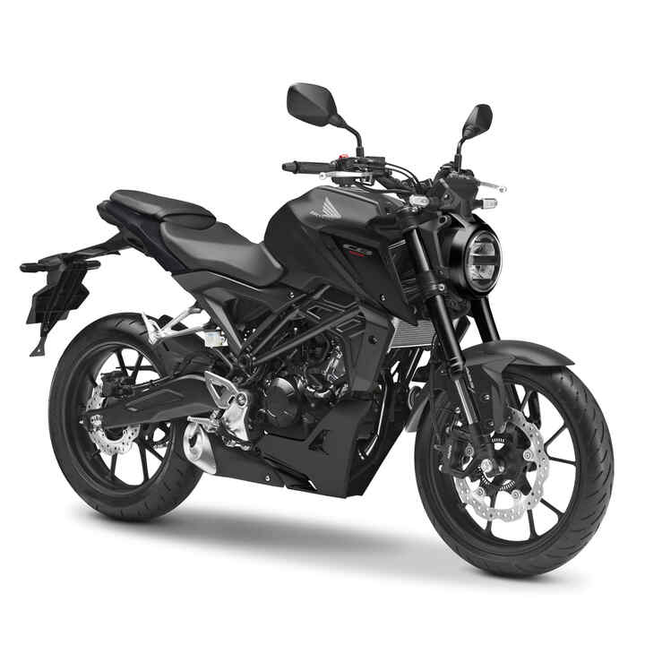 Honda CB125R, vista frontal derecha de tres cuartos, en estudio, moto negra
