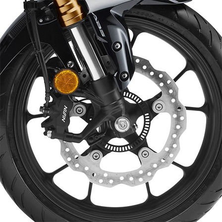 Primer plano de la rueda de la Honda CB300R Neo Sports Café.