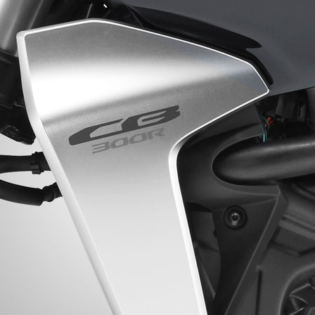 Primer plano de la cubierta de la Honda CB300R Neo Sports Café.