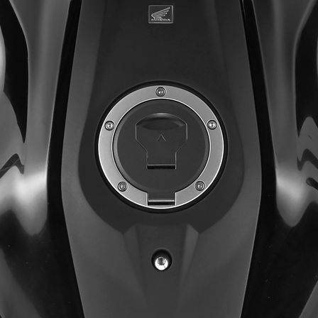 Primer plano del depósito de la Honda CB300R Neo Sports Café.