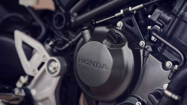 Primer plano del motor de cuatro válvulas DOHC monocilíndrico de la Honda CB300R