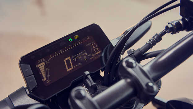 Primer plano de la pantalla LCD transparente con indicador de posición de marcha de la Honda CB300R