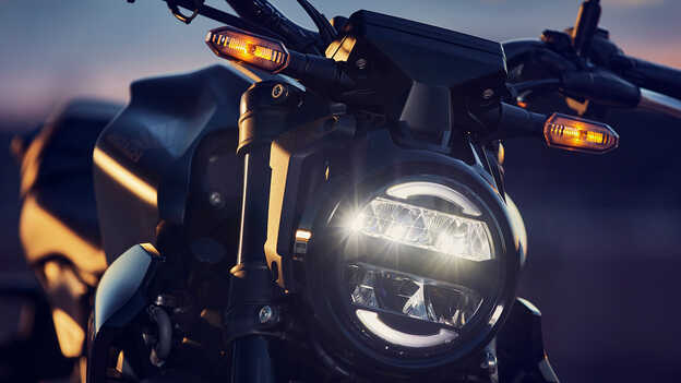 Primer plano de la iluminación Full LED de la Honda CB300R 