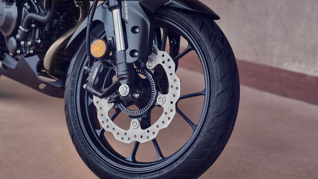 Primer plano de la IMU y del control de frenado ABS de la Honda CB300R.