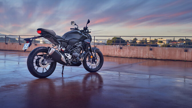 Vista estática de la Honda CB300R en una ubicación