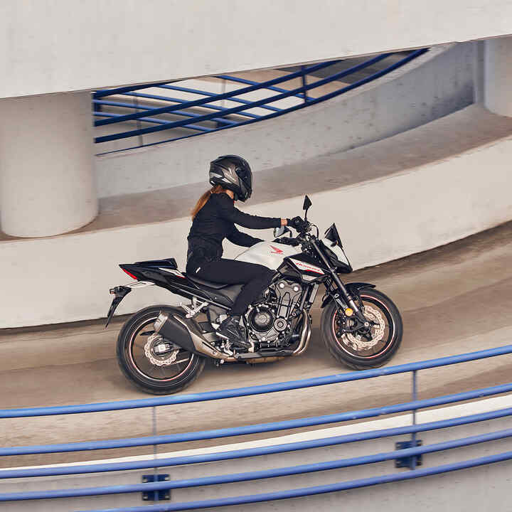 Imagen fija de la Honda CB500 Hornet del vídeo de lanzamiento