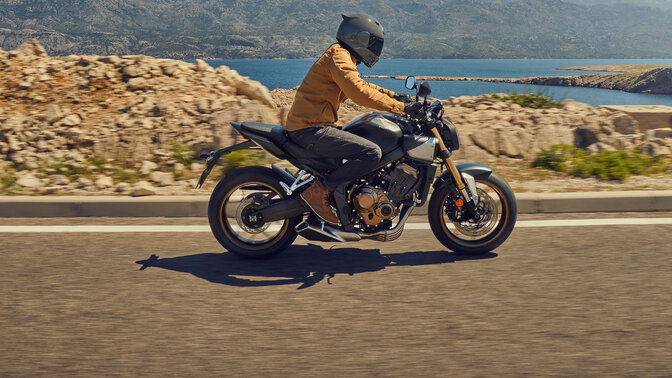 Frontal de ¾ de la Honda CB650R circulando en parking