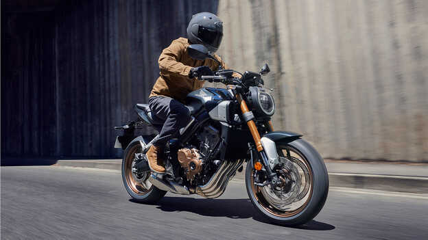 Vista frontal de ¾ de la Honda CB650R circulando en túnel