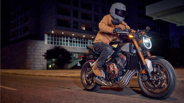 Vista frontal de ¾ de la Honda CB650R estacionada sobre pata de cabra