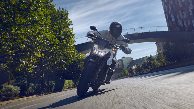 Honda CB750 Hornet circulando por un túnel