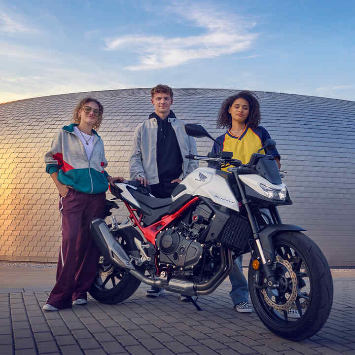 Imagen del video de la Honda Hornet en acción