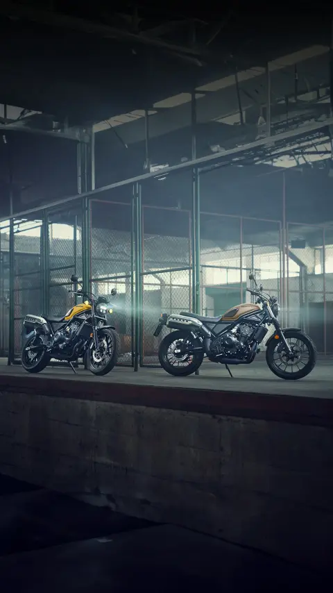 Motocicletas Honda CL500 en un entorno de almacén.