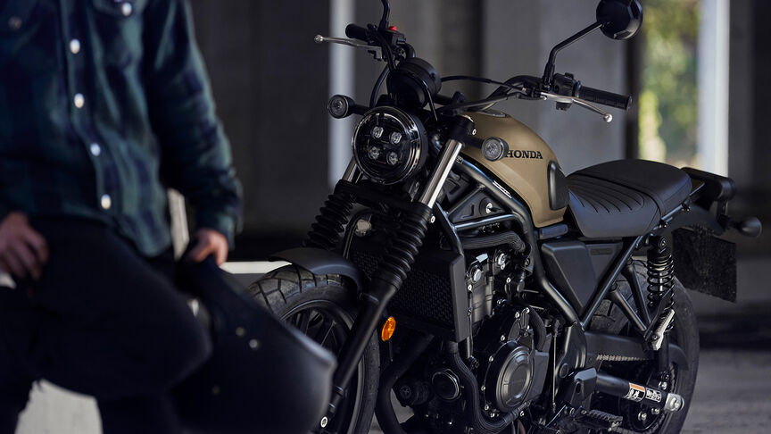 Vista delantera de ¾ estática de la Honda CL500.