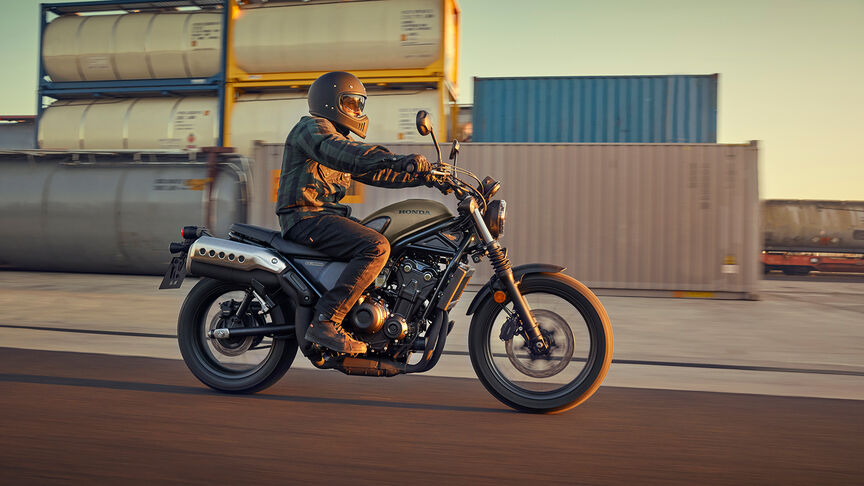 Vista delantera de ¾ estática de la Honda CL500.