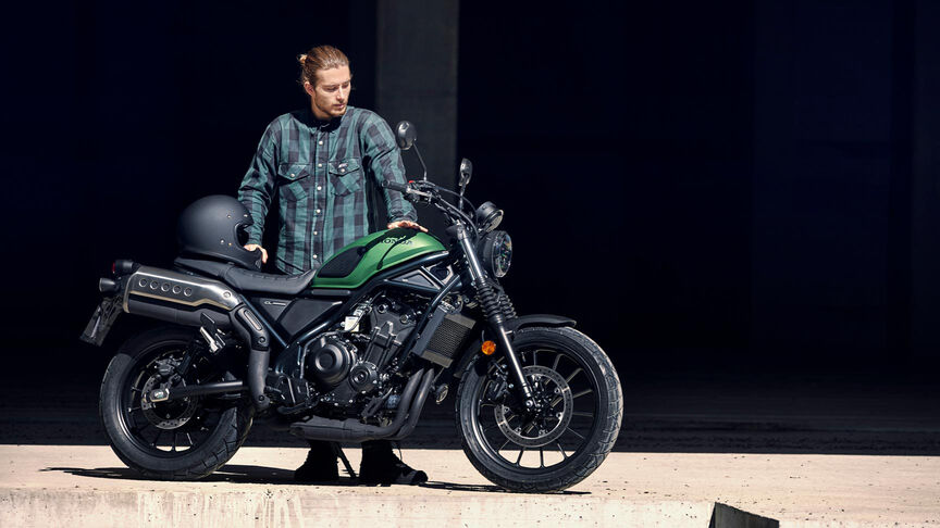 Vista delantera de ¾ estática de la Honda CL500.