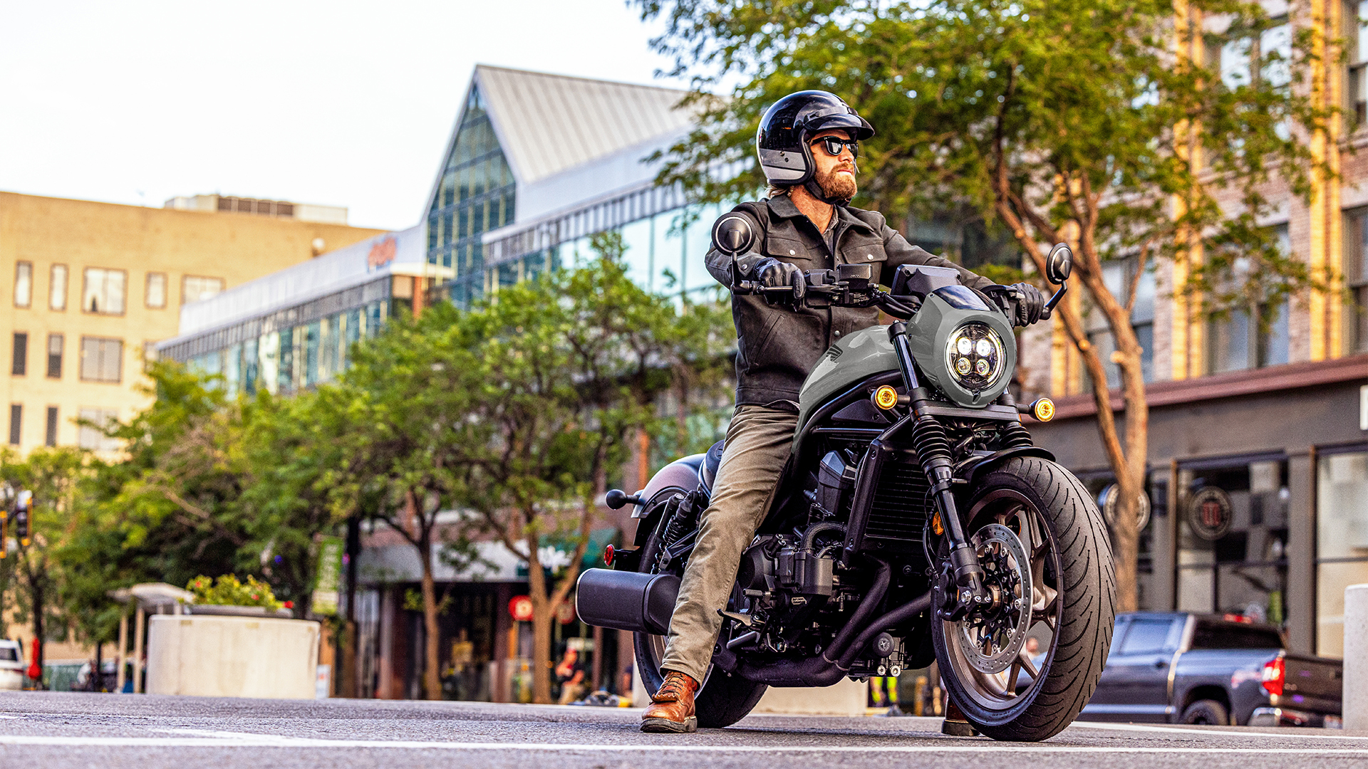 Modelo en una imagen frontal de la Honda CMX1100 en un entorno urbano.