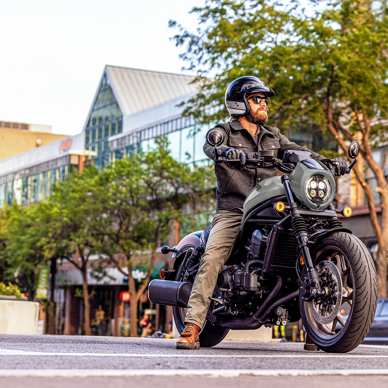 Modelo en una imagen frontal de la Honda CMX1100 en un entorno urbano.
