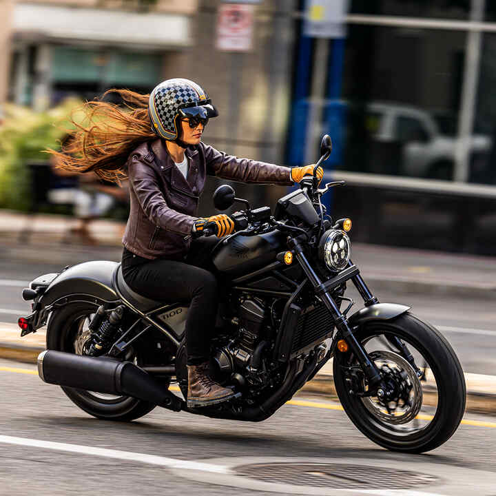 Modelo sobre la Honda CMX1100 en un entorno urbano.