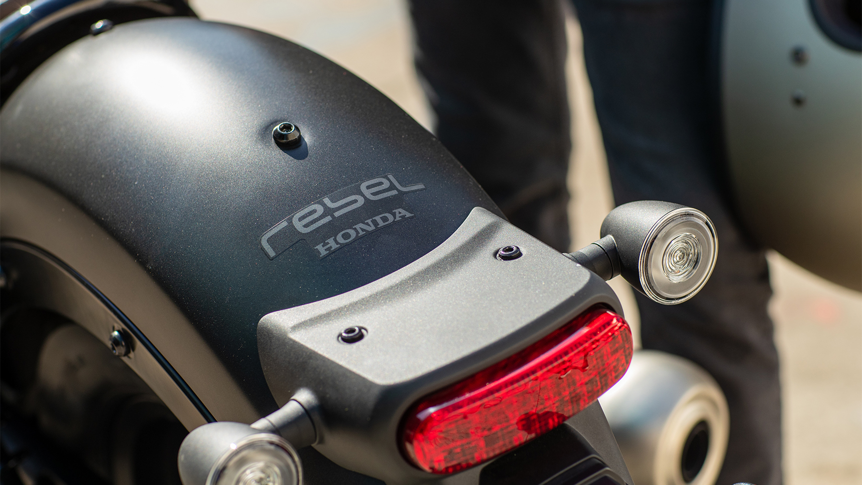 CMX500 Rebel con dos pilotos