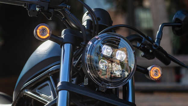 CMX500 Rebel de frente mostrando iluminación LED completa