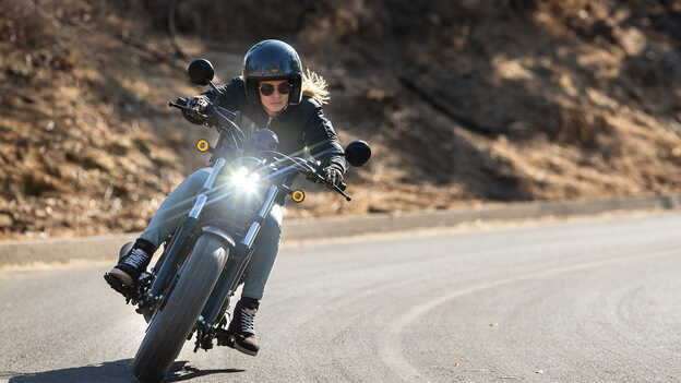 Foto de un conductor de una CMX500 Rebel.