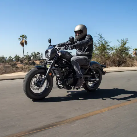 Honda CMX500 Rebel con conductor en un entorno en carretera. 